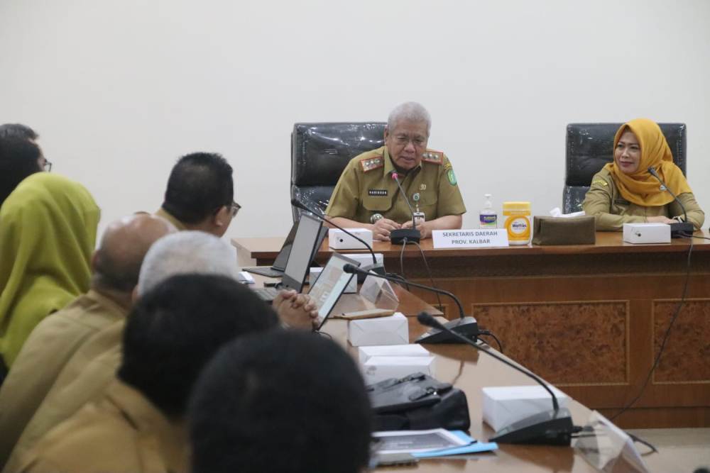 Sekda Kalbar Harisson membuka FPRD Provinsi Kalimantan Barat terkait pembahasan RTRW Kabupaten Sintang, Melawi, dan Kapuas Hulu di Ruang Arwana Kantor Gubernur Kalbar.