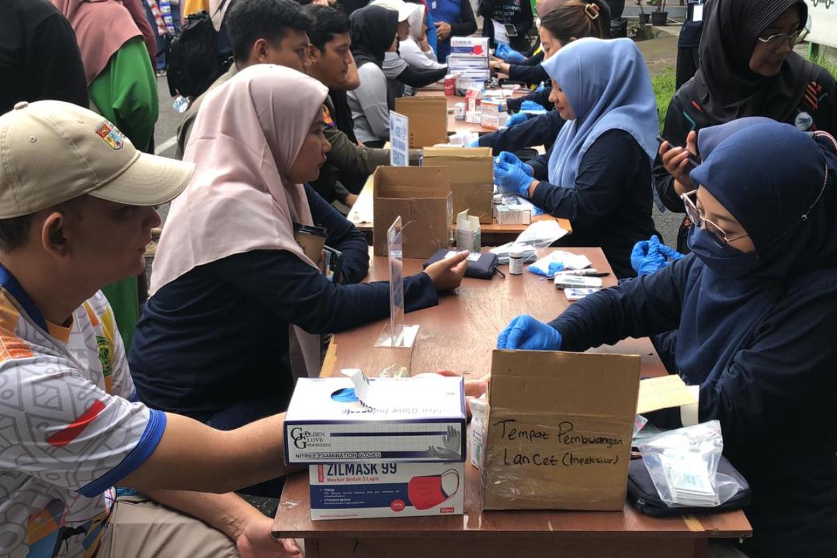 Masyarakat mengikuti pemeriksaan kesehatan dalam rangka peringatan Hari Apoteker Sedunia.