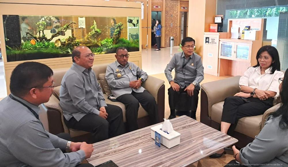 Kakanwil Kemenkum Kalbar Jonny Pesta Simamora mengunjungi BPHN di Jakarta pada Selasa (18/11).