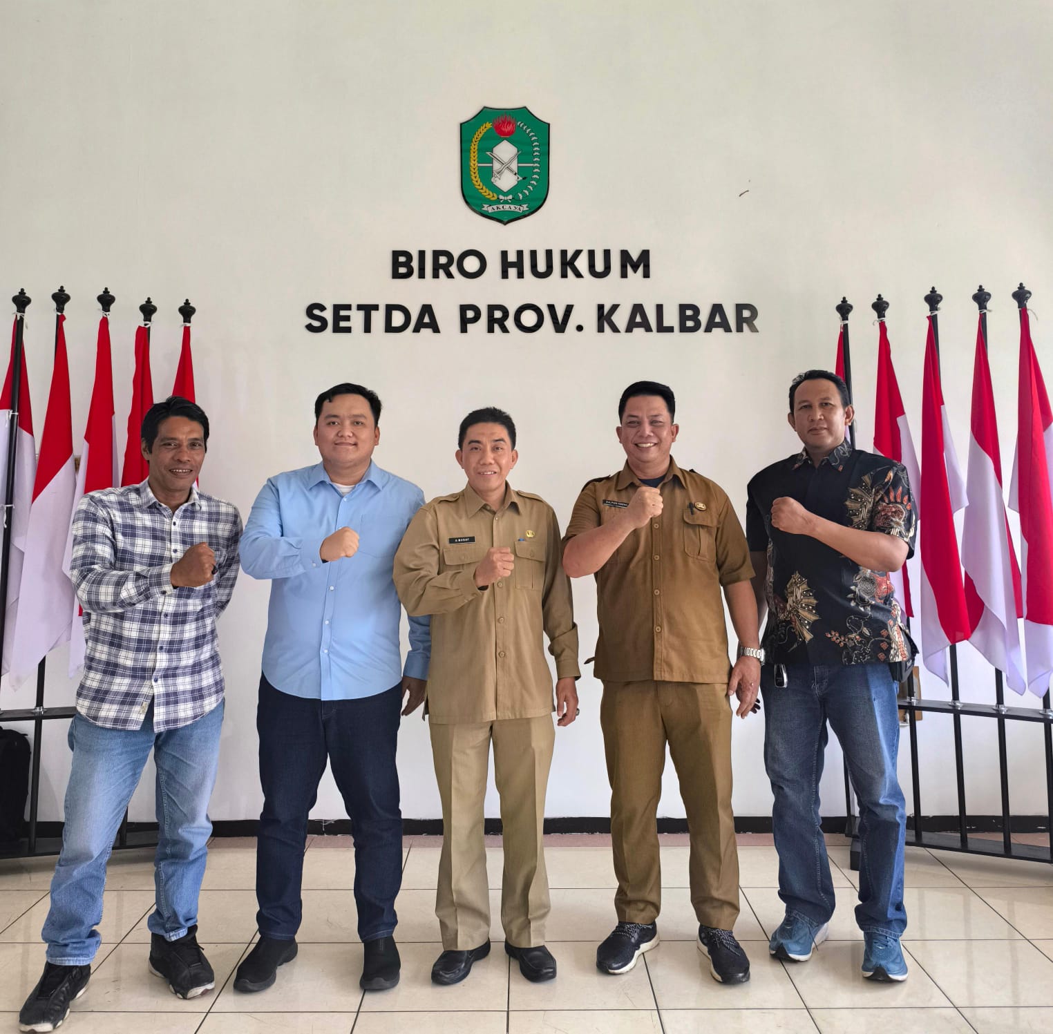 Plt Kepala Biro Hukum Setda Provinsi Kalimantan Barat, A Manaf bersama pengurus JFC, Deska Irnan Syafara, Marupek, dan Slamet.