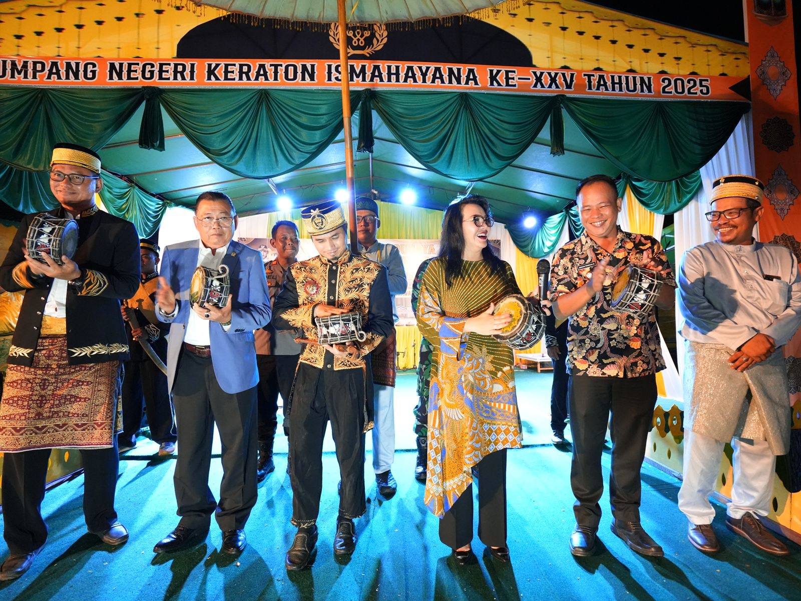 Bupati Landak Karolin Margret Natasa saat menghadiri acara penutupan festival tumpang negeri Keraton Ismahayana ke 25.