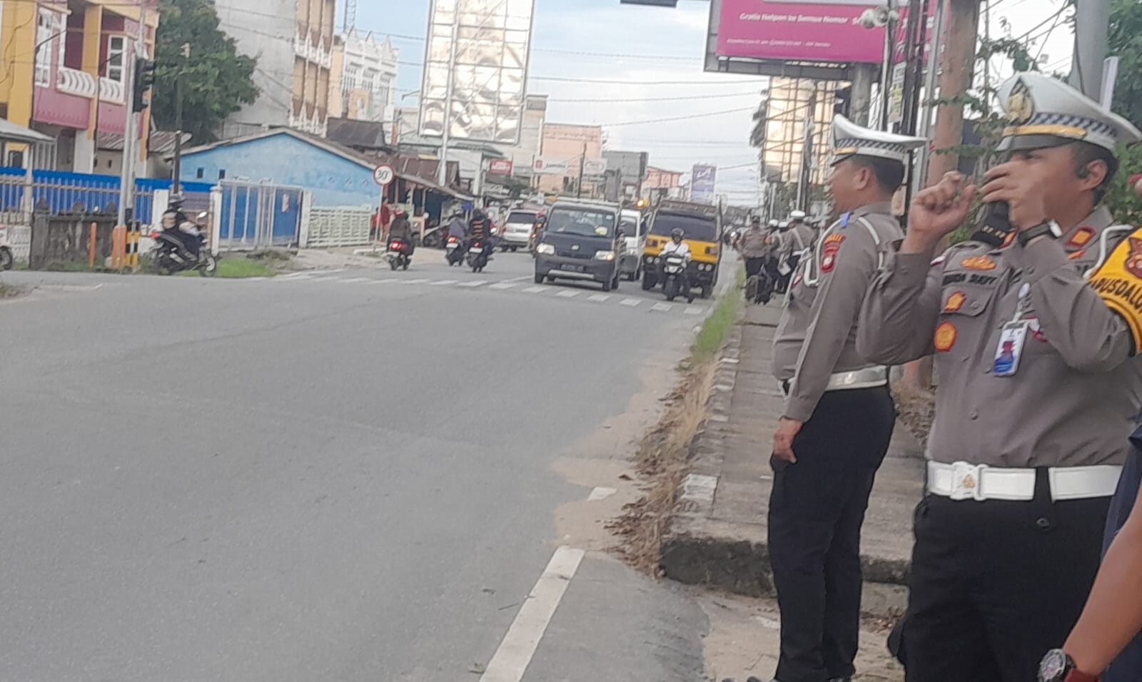 Kasatlantas Polres Sambas saat pimpin pelaksanaan operasi zebra 2025 di simpang tiga Gabsis.