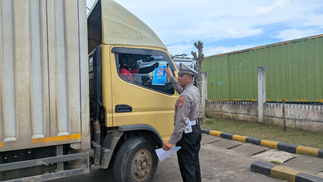 Satgas Preemtif Operasi Zebra Kapuas 2025 Polres Kubu Raya memberikan sosialisasi dan edukasi tertib berlalu lintas kepada sopir di kawasan Perkantoran Borneo Icon, Sungai Ambawang,.