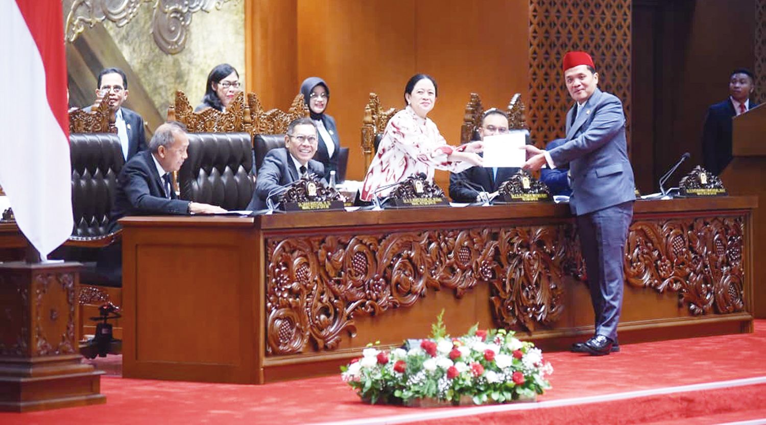 Ketua DPR Puan Maharani saat menerima dokumen laporan terkait Rancangan Undang-Undang Kitab Undang-Undang Hukum Acara Pidana dari Ketua Komisi III DPR RI Habiburokhman di Gedung Nusantara II, Jakarta,