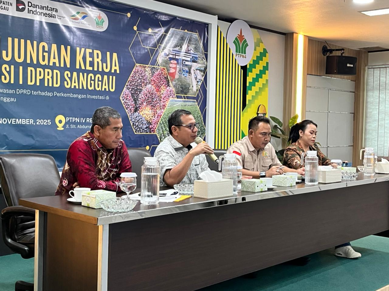 BERKUNJUNG : Kunjungan kerja Komisi I DPRD Kabupaten Sanggau ke PTPN IV Regional V berlangsung di Aula Utama Region Office Pontianak, Rabu (19/11).