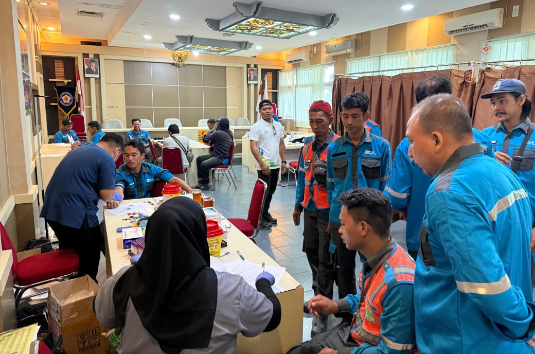 Antusias para petugas Yantek PLN UP3 Singkawang dalam mengikuti kegiatan Medical Check Up (MCU). Pemeriksaan ini menjadi bagian dari komitmen PLN untuk menjaga kesehatan dan keselamatan kerja petugas
