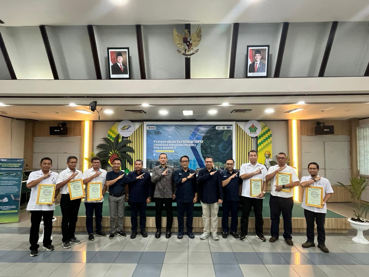 Manajemen PTPN IV Regional V saat menerima sertifikat ISPO yang digelar di Aula Utama Region Office Pontianak, Rabu (18/11).