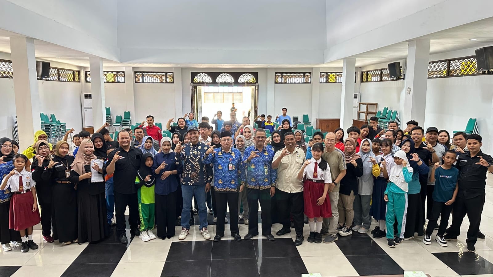 BIMTEK: El Zuratnam foto bersama peserta bimbingan teknis (bimtek) pantomin dan tari di Rumah Budaya Melayu Mempawah.
