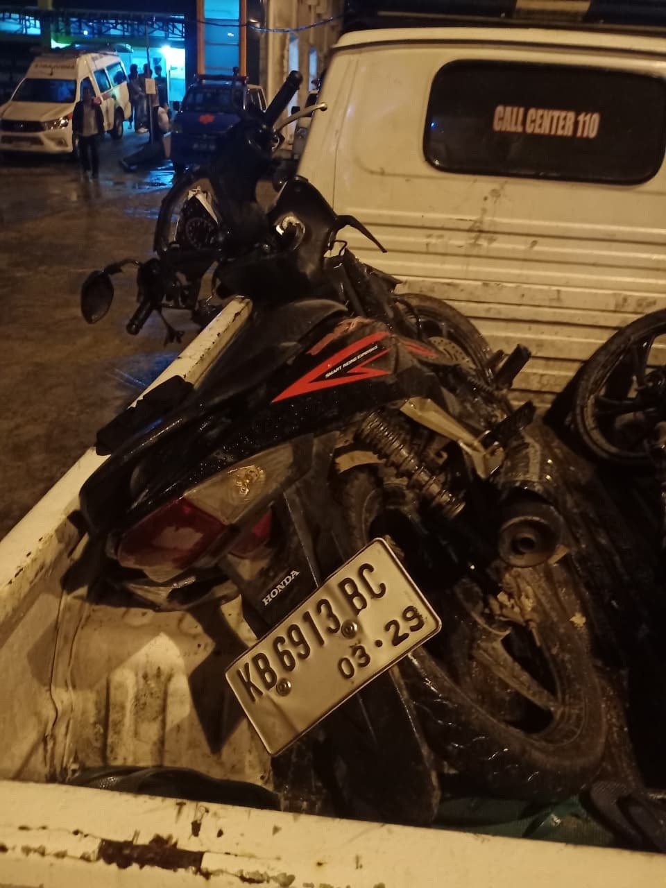 BARANG BUKTI: Kendaraan yang terlibat kecelakaan di jalan raya Desa Peniraman diamankan aparat kepolisian.