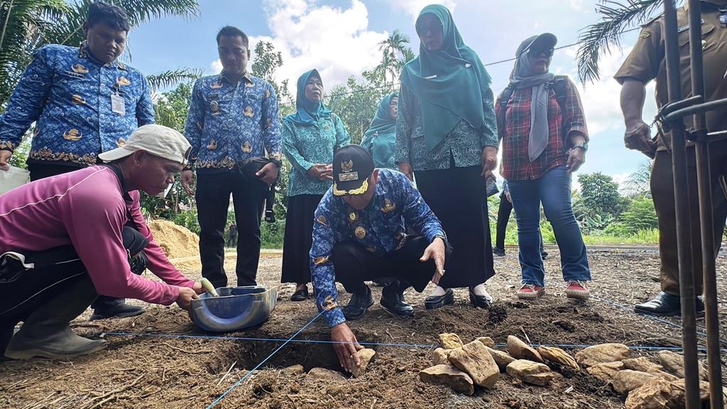 PELETAKAN: Wakil Bupati, Juli Suryadi meletakkan batu pertama pembangunan RTLH di Desa Pak Laheng.