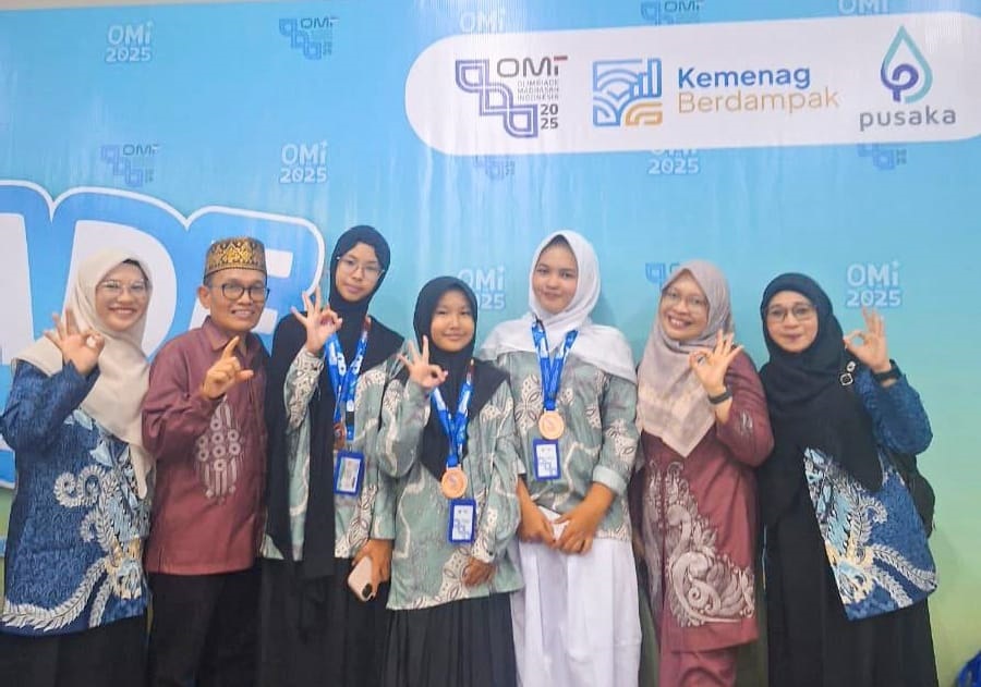 Tiga siswi madrasah asal Singkawang meraih medali perunggu pada OMI 2025 di Kota Tangerang.