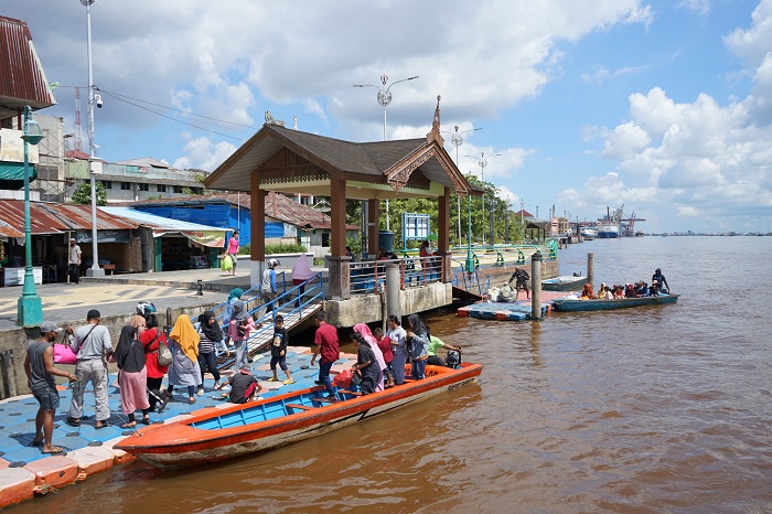 PENAMBANG SAMPAN: Warga menyeberang Sungai Kapuas dengan sampan tambang.