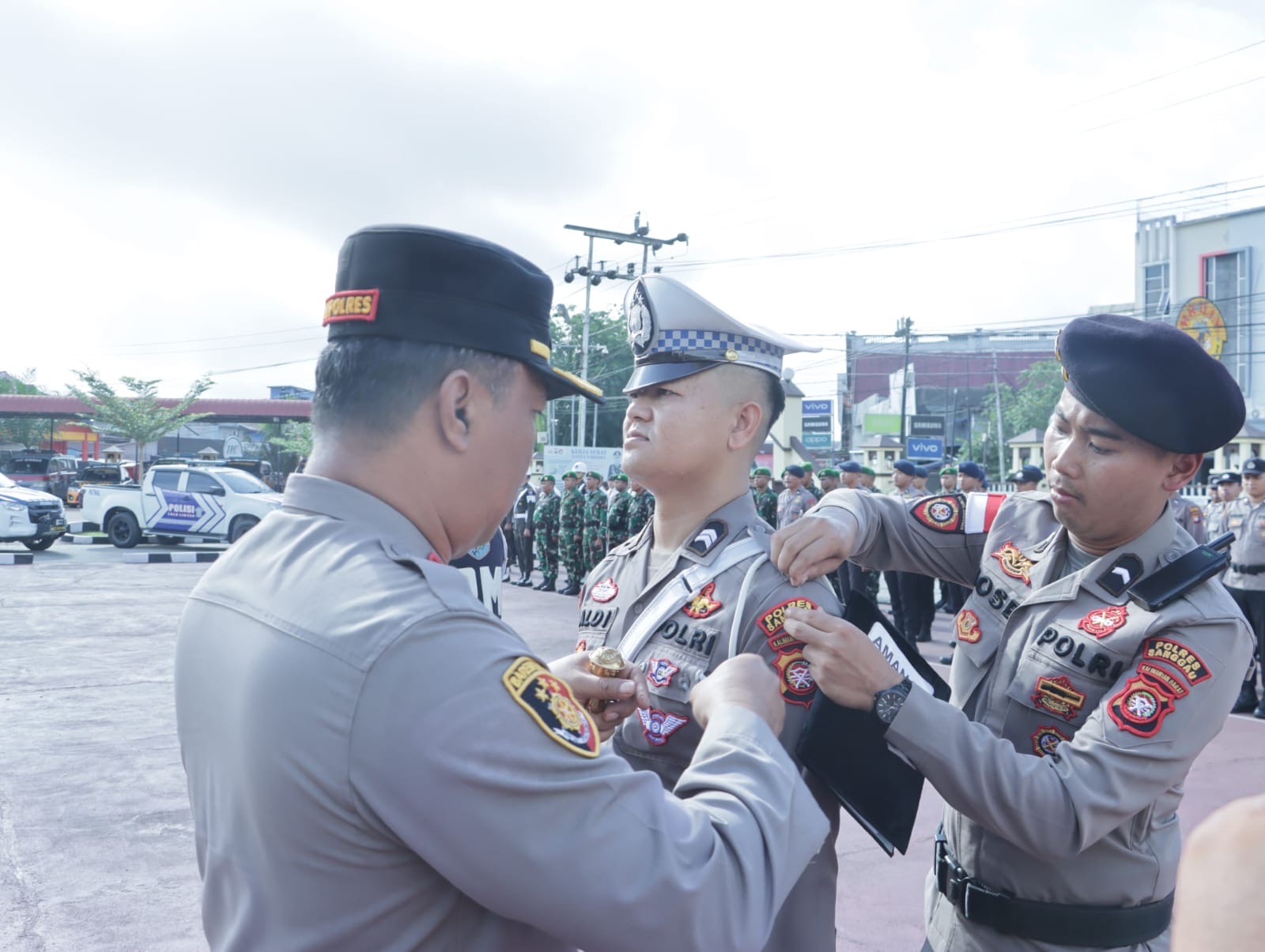OPERASI: Kapolres Sanggau AKBP Sudarsono saat memimpin apel gelar pasukan terkait Operasi Zebra Kapuas 2025.