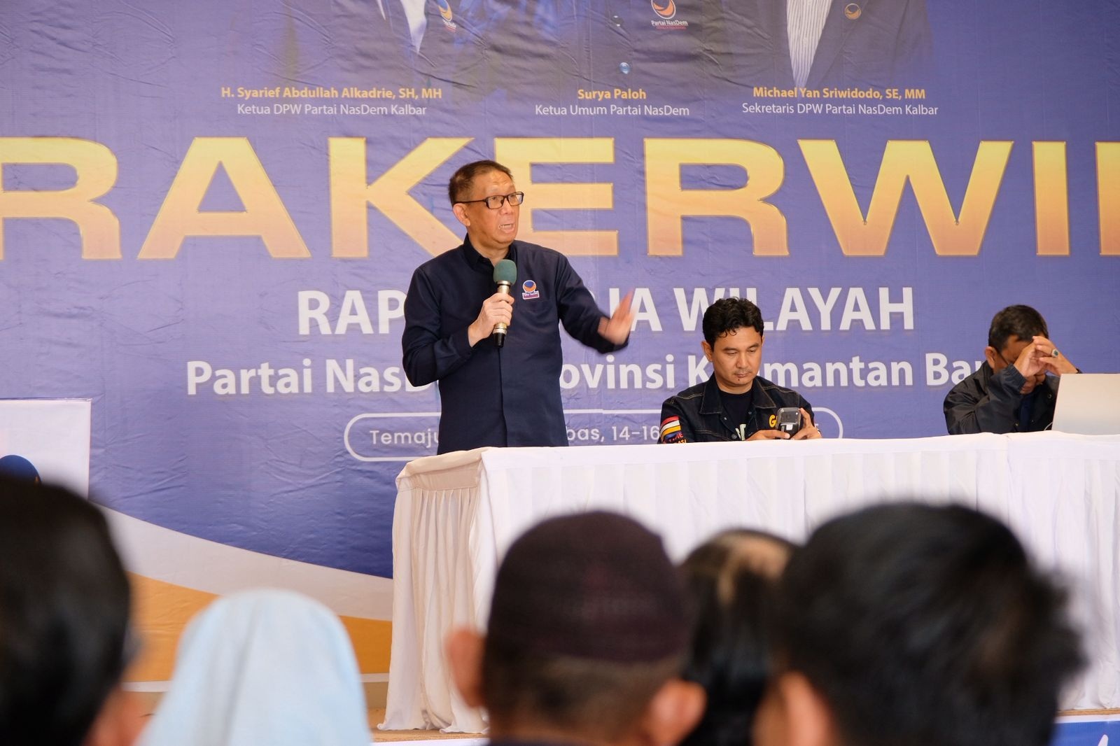 ARAHAN: Sutarmidji saat memberikan pengarahan kepada kader Nasdem dalam Rakerwil di Desa Temajuk, Kecamatan Paloh, Kabupaten Sambas.