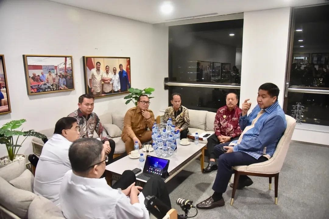Bupati Kubu Raya Sujiwo saat audiensi dengan Menteri PKP Maruarar Sirait membahas percepatan penanganan rumah tidak layak huni, di Jakarta Senin (17/11).
