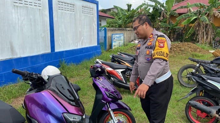 Petugas Satlantas Polres Singkawang menunjukkan kendaraan pelanggar pada hari pertama Operasi Zebra Kapuas 2025 di Jalan Diponegoro.  / Ist