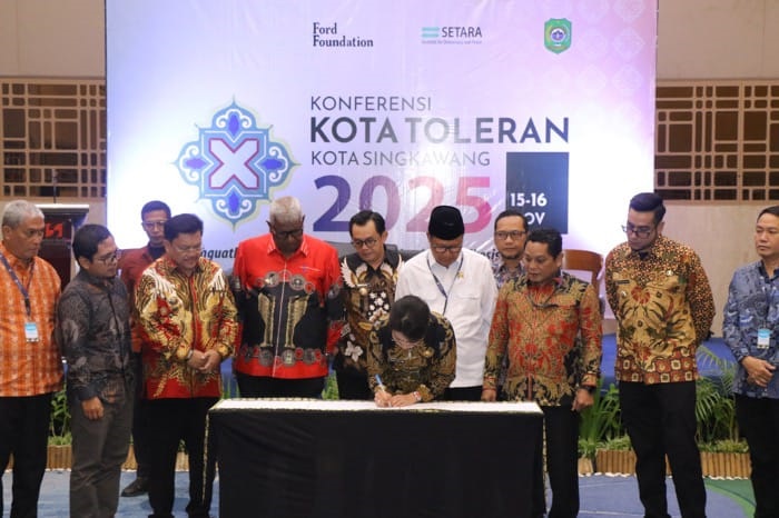 Para kepala daerah menandatangani Komitmen Bersama Penguatan Toleransi pada penutupan KKT di Singkawang.