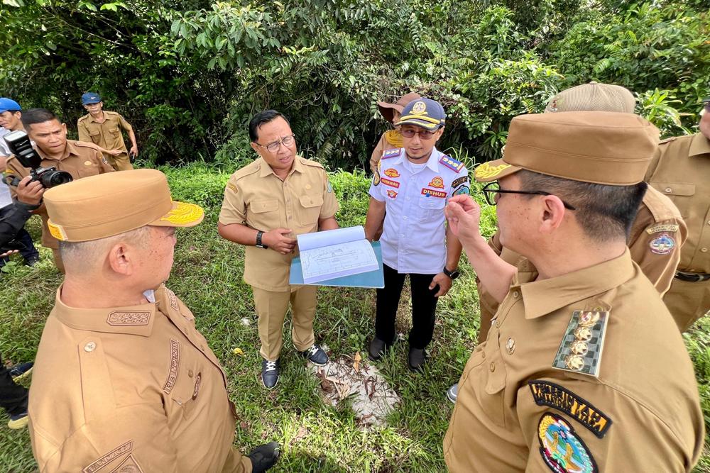 Gubernur Kalbar Ria Norsan bersama Bupati Kabupaten Kayong Utara Romi Wijaya meninjau lahan yang rencana akan dibangun bandara baru di Kabupaten Kayong Utara di Desa Riam Marasap, Kecamatan Sukadana.