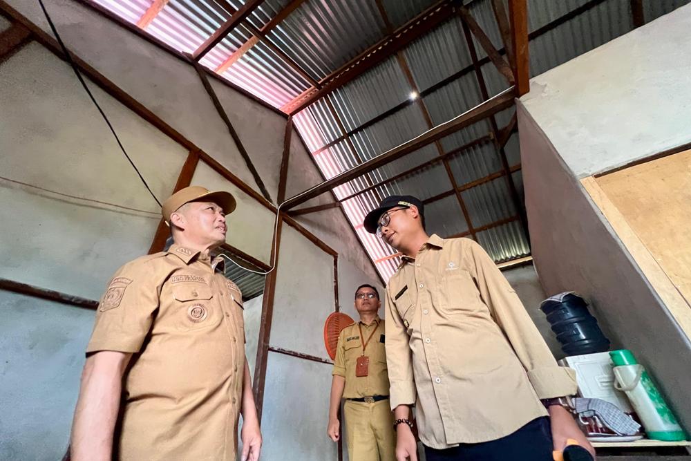Gubernur Kalbar Ria Norsan meninjau langsung pembangunan Bantuan Rumah Tidak Layak Huni (RTLH) di Desa Sungai Awan Kiri, Kabupaten Ketapang, Selasa (18/11).