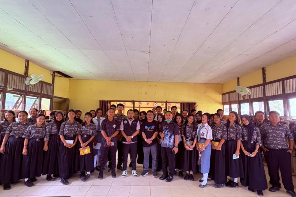 SALUT Landak menggelar sosialisasi ke sejumlah sekolah menengah atas dan kejuruan di Kabupaten Landak untuk memperkenalkan opsi pendidikan tinggi melalui Universitas Terbuka (UT).