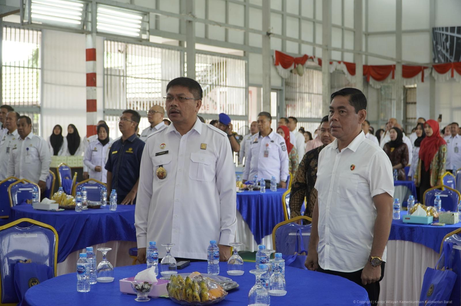 Kanwil Kemenkum Kalbar menghadiri Tasyakuran Hari Bakti Kementerian Imigrasi dan Pemasyarakatan Ke-1 Tahun 2025 yang berlangsung di Lapas Kelas IIA Pontianak pada Rabu (19/11).
