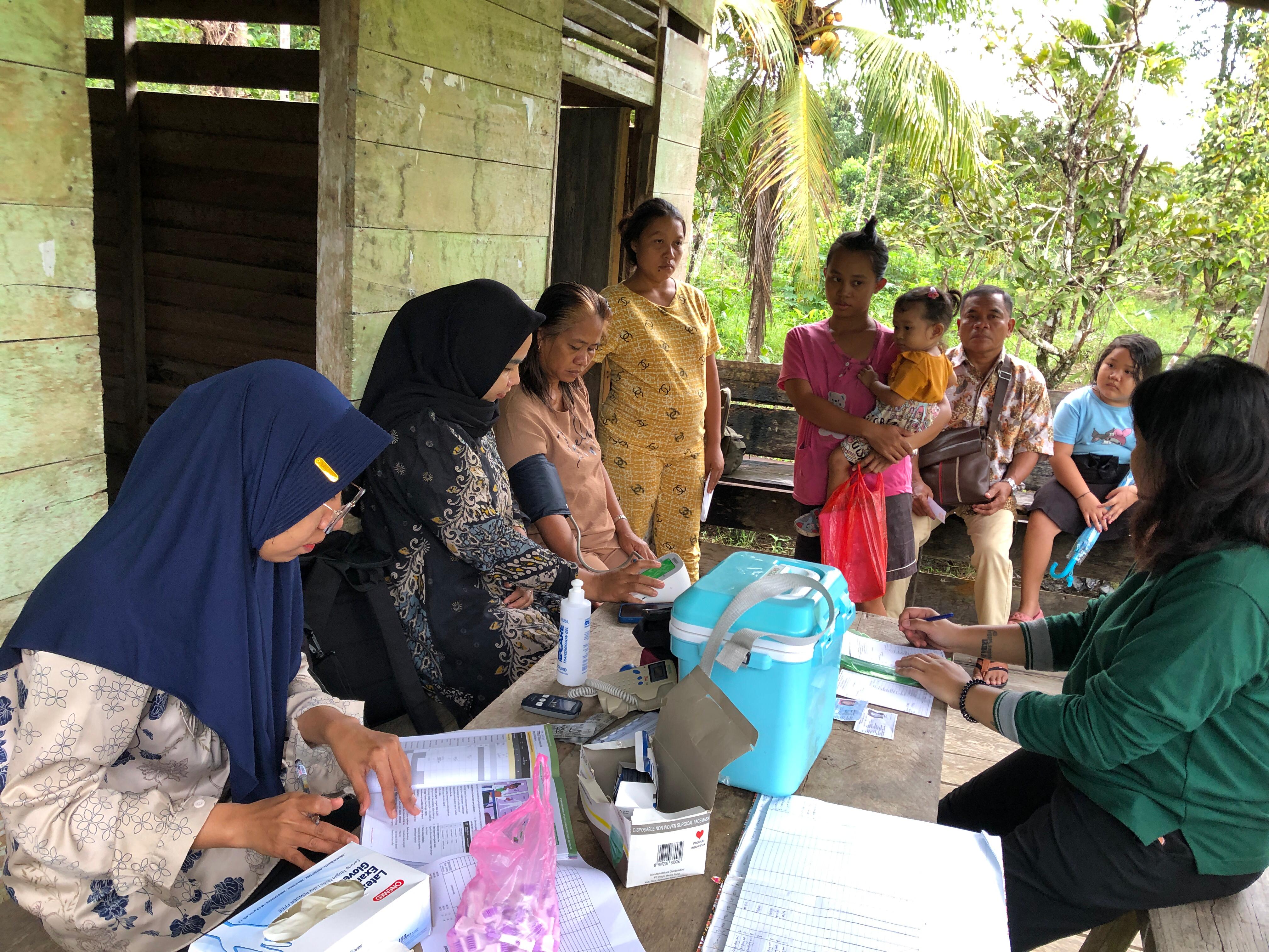 CKG: Tim Kesehatan Puskesmas Sungai Kerawang melakukan layanan kesehatan dengan turun langsung ke desa-desa binaan yang jaraknya jauh dari Puskesmas.