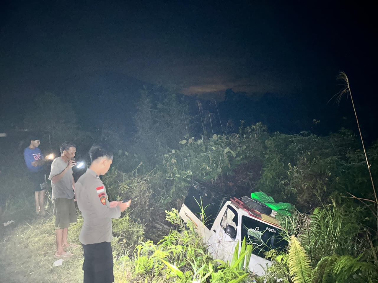 Mobil yang membawa rombongan pemancing masuk parit setelah alami pecah ban.