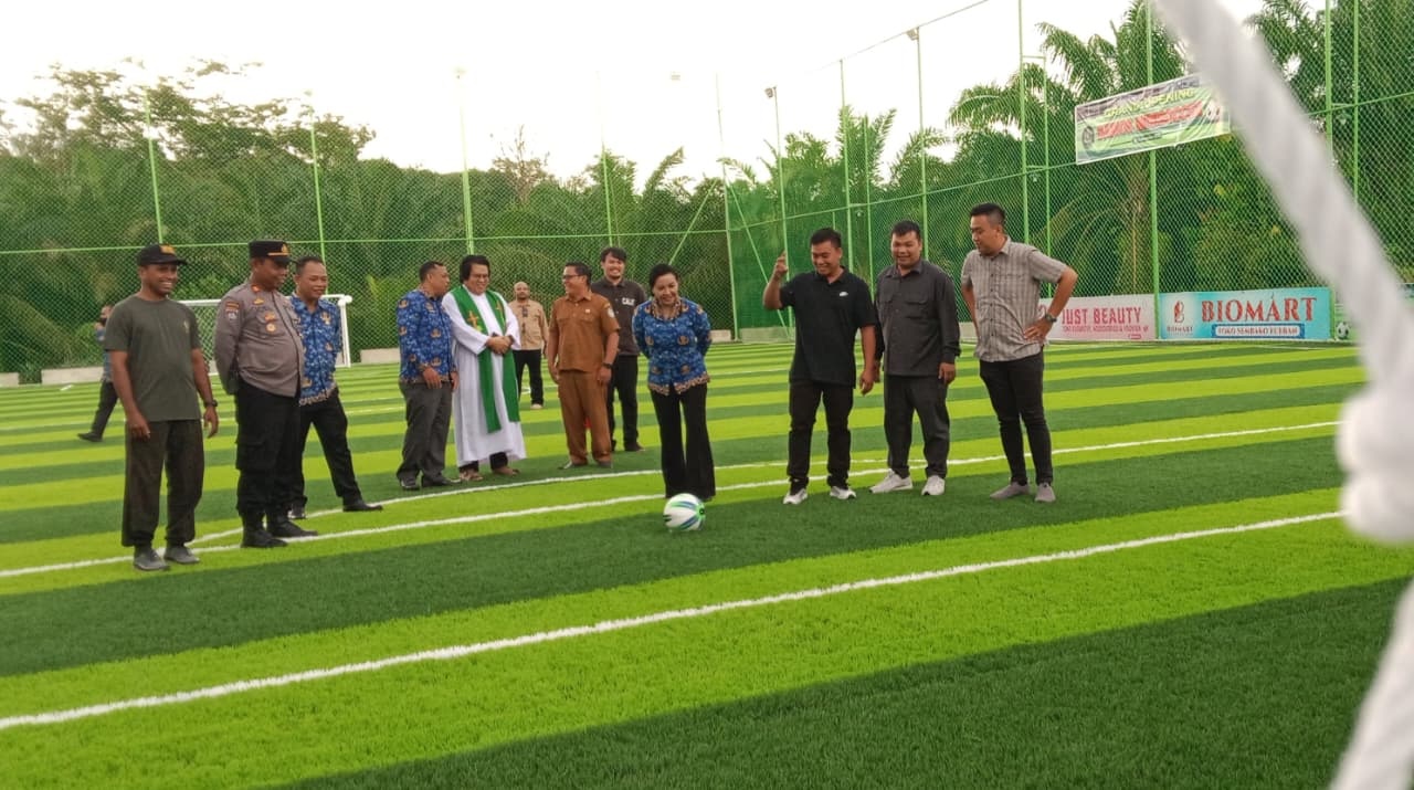 Bupati Landak Karolin Margret Natasa saat meresmikan mini soccer perdana di Landak.