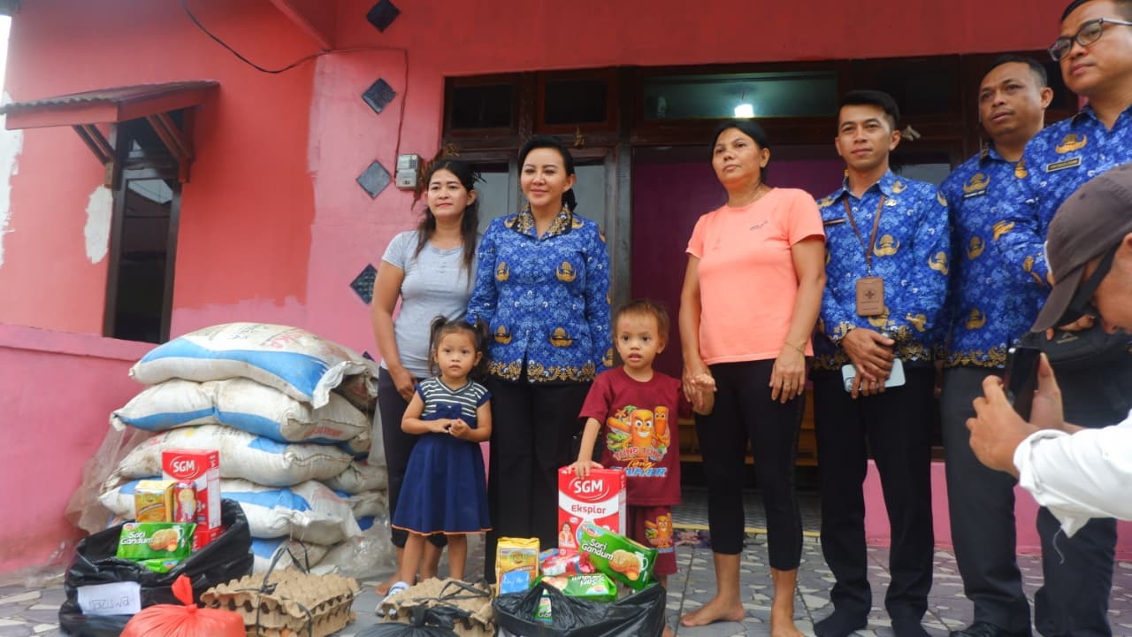 Bupati Landak Karolin Margret Natasa saat menyerahkan bantuan kepada dua anak di Desa Ambarang, Kecamatan Ngabang.