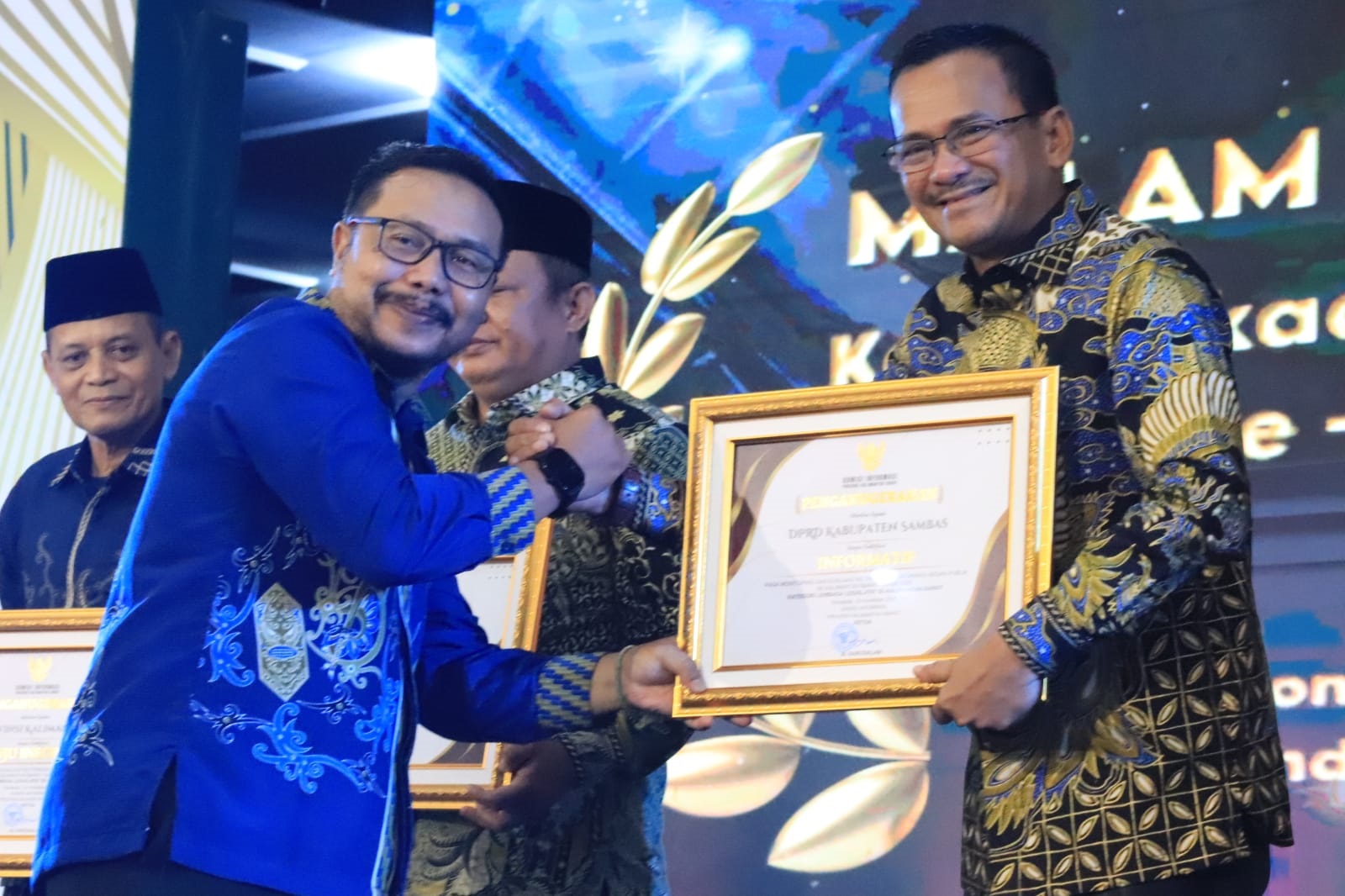 Wakil Ketua DPRD Sambas mewakili DPRD Kabupaten Sambas saat menerima Penghargaan Keterbukaan Informasi Badan Publik kategori lembaga Legislatif Se Kalimantan Barat Tahun 2025 oleh Komisi Informasi