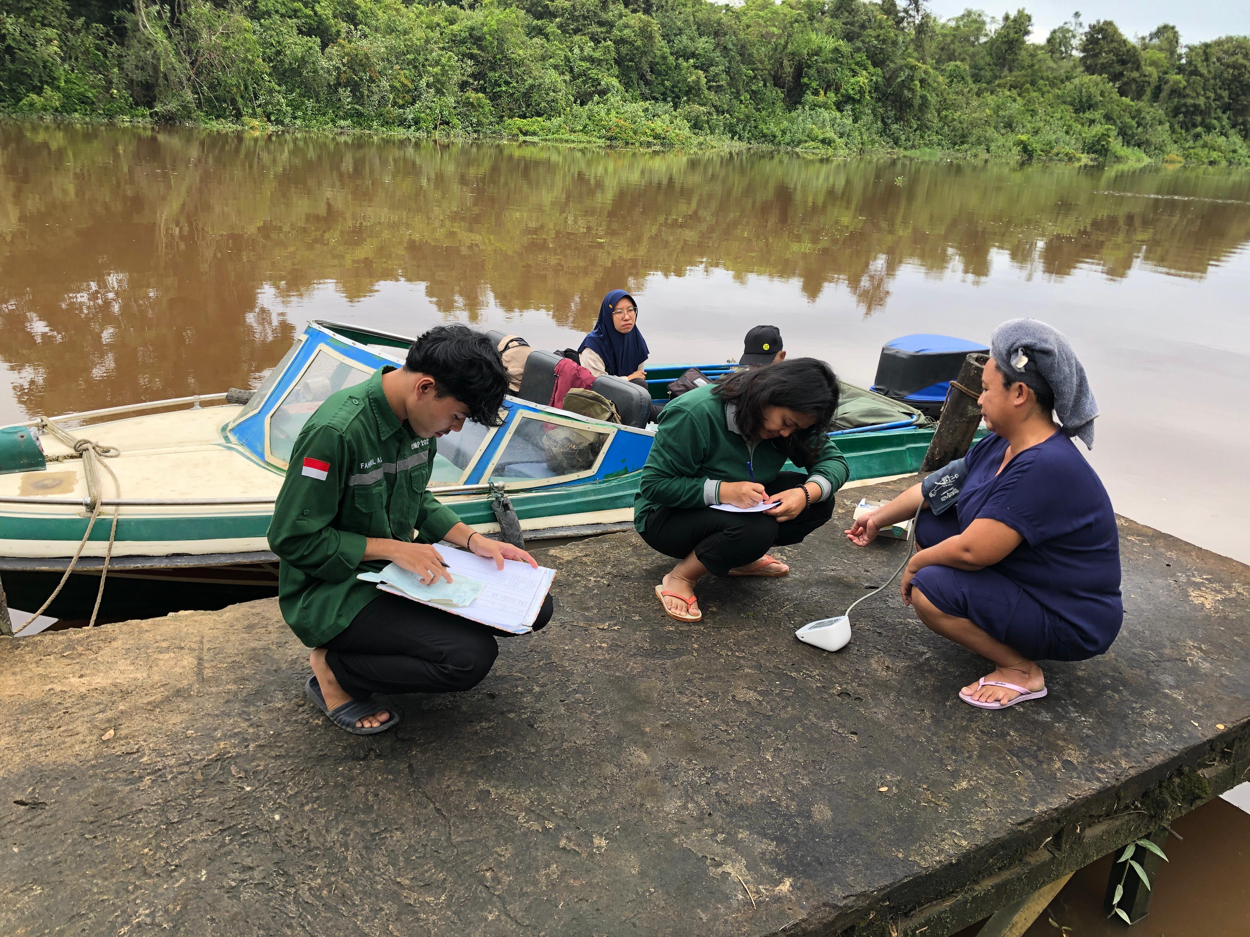 CEK KESEHATAN:  Layanan CKG tetap berjalan meski di daerah perairan, seperti terlihat pada pemeriksaan kesehatan di tepian sungai Desa Sungai Kerawang, Kecamatan Batu Ampar, Kubu Raya.
