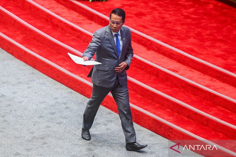 SAH: Menteri Hukum Supratman Andi Agtas bersiap menyampaikan pendapat akhir mewakili Presiden pada Rapat Paripurna ke-8 DPR di Kompleks Parlemen, Senayan, Jakarta, Selasa (18/11).