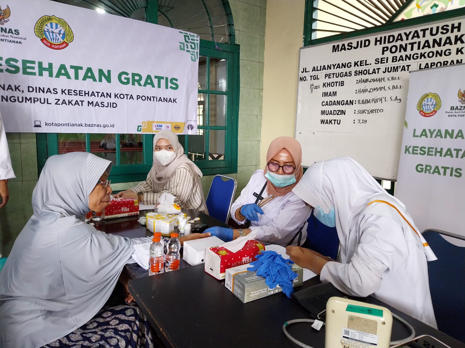 PERIKSA : Kegiatan Pelayanan Kesehatan Gratis yang digelar Badan Amil Zakat Nasional (Baznas) Kota Pontianak di Masjid Hidayatush Shalihin, Pontianak, Rabu (19/11).