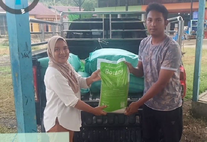 Salah satu perwakilan kelompok tani menerima bantuan berupa benih padi, jagung dan herbisida.