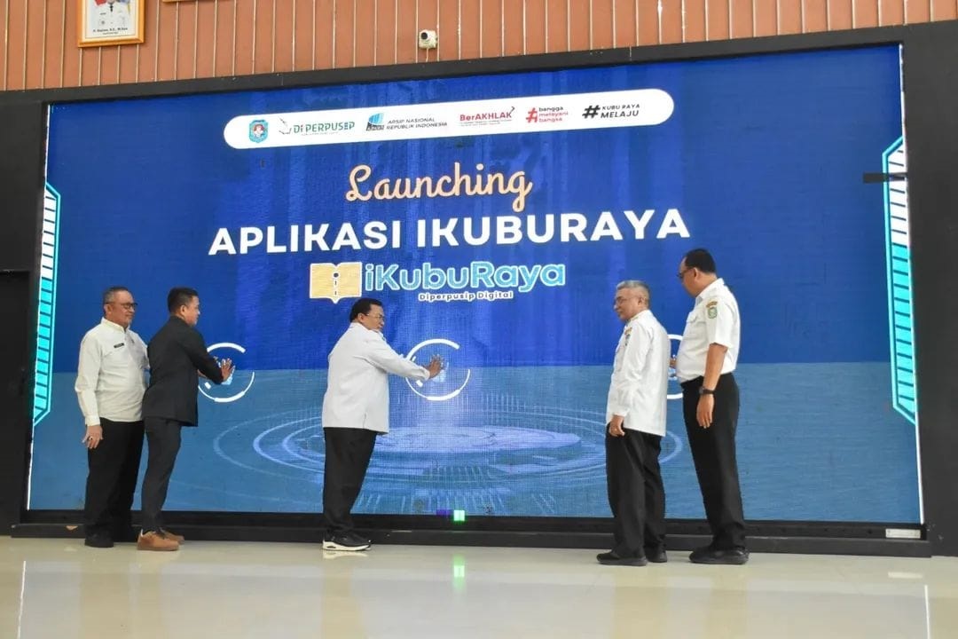 Wakil Bupati Kubu Raya Sukiryanto saat meluncurkan e-book i-KubuRaya dan membuka Bimtek aplikasi SRIKANDI.
