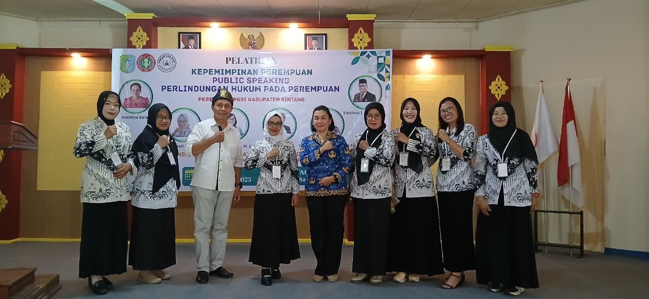 Hermina Bala berfoto bersama para peserta Pelatihan Perempuan PGRI Kabupaten Sintang.