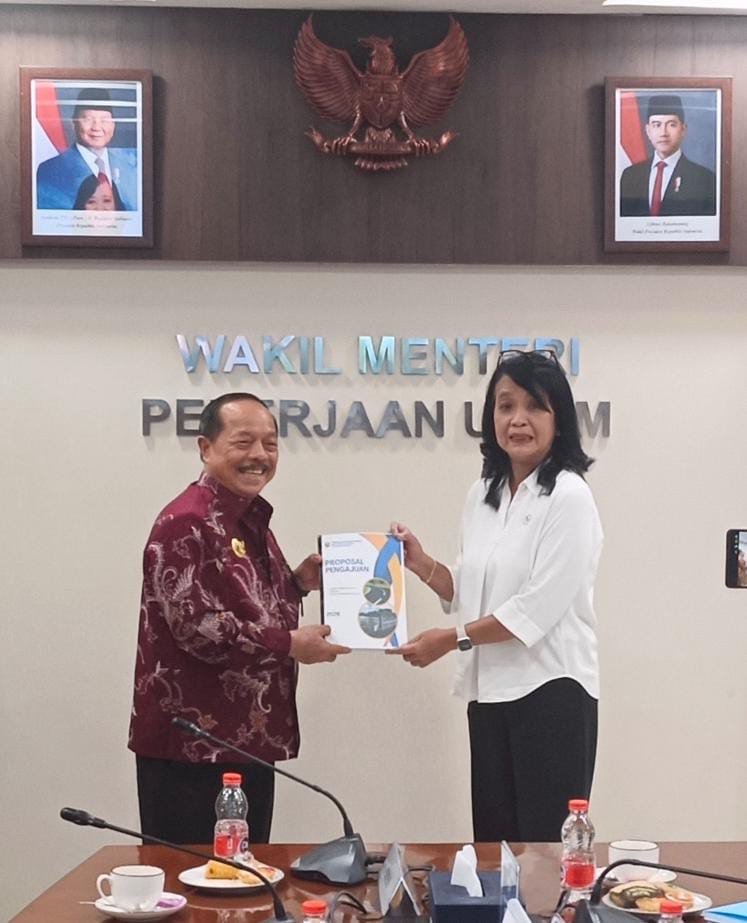 PROPOSAL: Bupati Sanggau, Yohanes Ontot saat menyerahkan proposal pembangunan infrastruktur strategis kepada Kementerian Pekerjaan Umum di Jakarta.