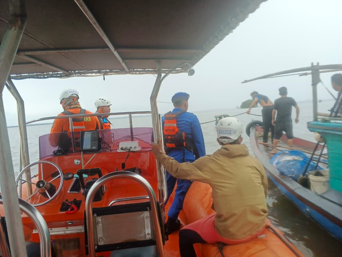 Proses evakuasi seorang warga yang hilang saat memancing di Kayong Utara akibat angin kencang.