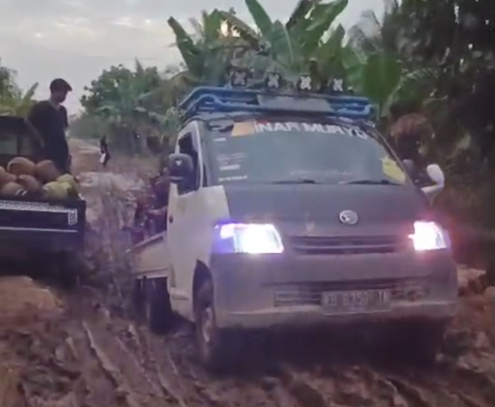 Sebuah pikap tersangkut di jalan rusak Desa Banyu Abang Kecamatan Teluk Batang Kabupaten Kayong Utara.