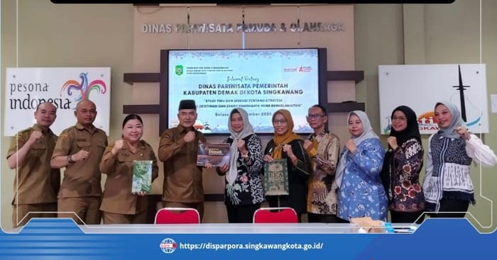 KUNJUNGAN: Rombongan Dispar Demak disambut Plt. Kadis Parpora Singkawang, Asmadi, saat studi tiru pengelolaan pariwisata.