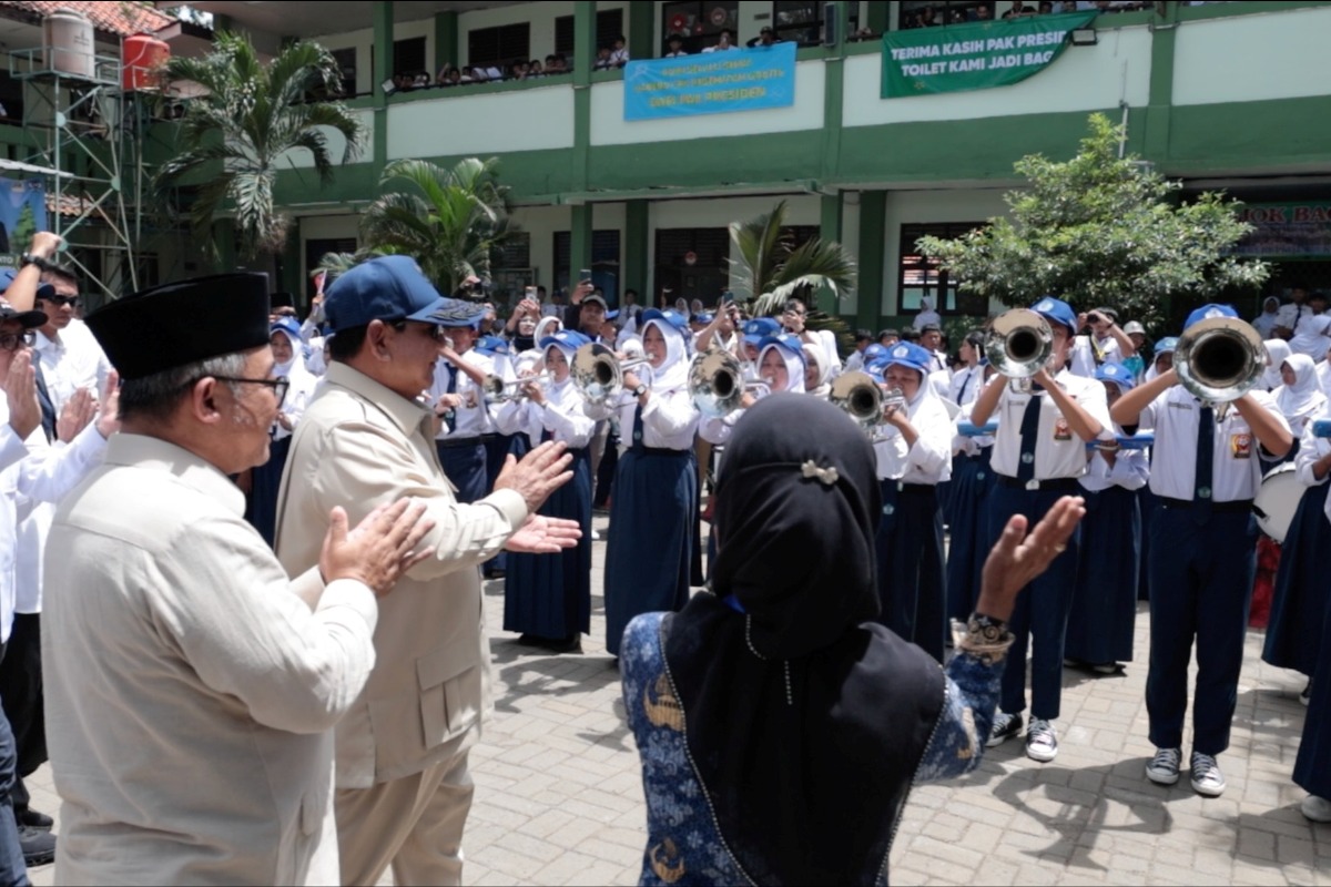 Kedatangan Presiden RI Prabowo Subianto di SMPN 4 Kota Bekasi, Jawa Barat, Senin (17/11) disambut meriah oleh siswa-siswi dan warga setempat.