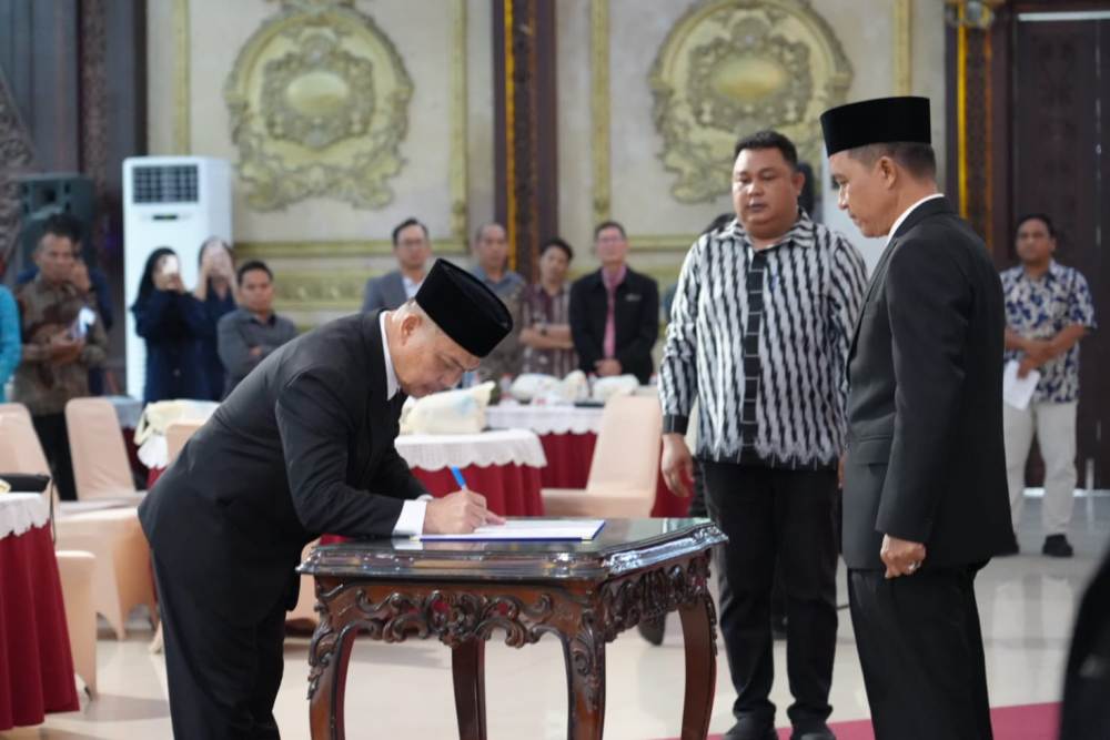Gubernur Kalimantan Barat Ria Norsan menandatangi berkas saat pelantikan Dewan Pendidikan Kalbar yang diketuai oleh Prof Martono pada Kamis (20/11).