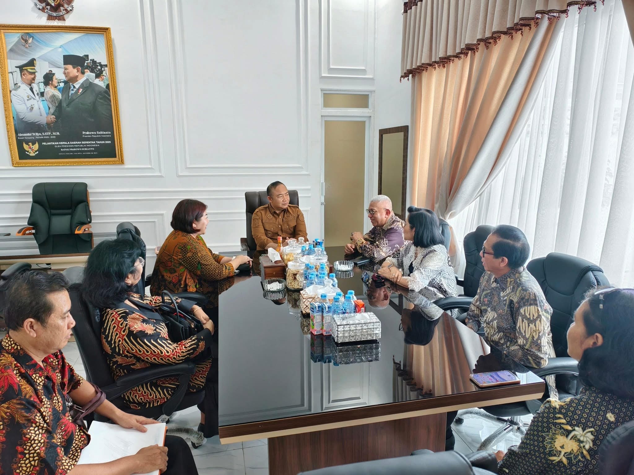 Bupati Ketapang, Alexander Wilyo, berbincang-bincang dengan pengurus YPPII Batu di Pendopo Bupati, Selasa (18/11).