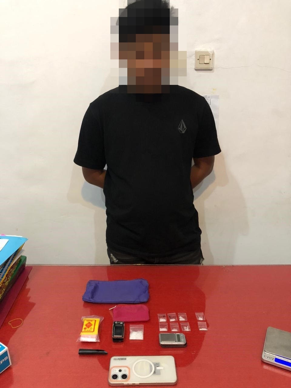 Salah satu tersangka dan barang bukti narkoba jenis sabu saat diamankan di Mapolres Ketapang.