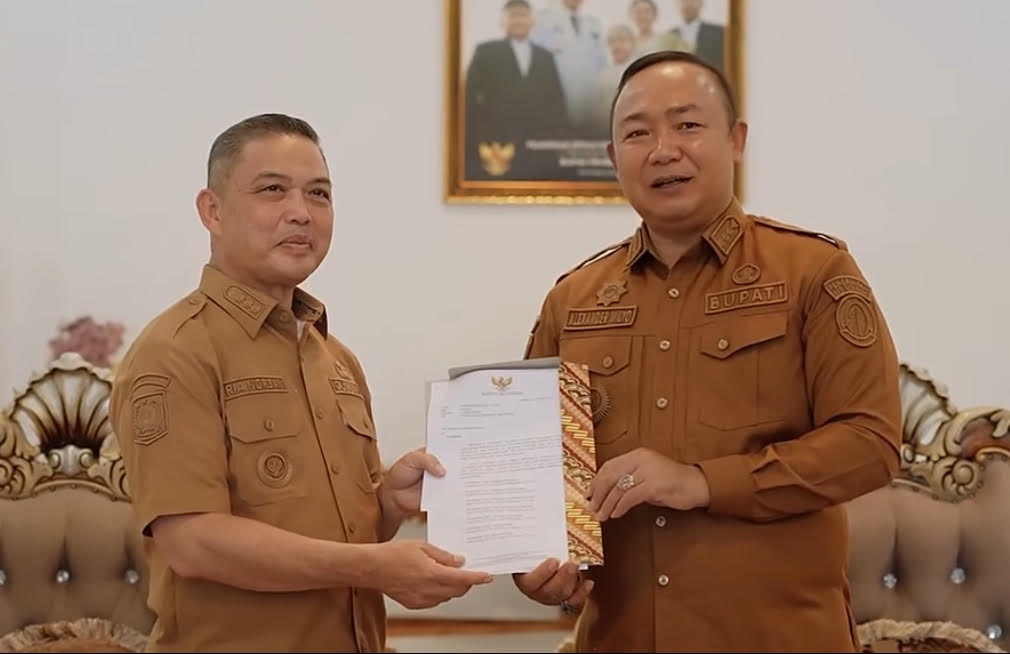 Bupati Ketapang, Alexander Wilyo, menyerahkan berkas usulan perbaikan ruas jalan provinsi di Ketapang kepada Gubernur Kalbar, Ria Norsan, Selasa (18/11).