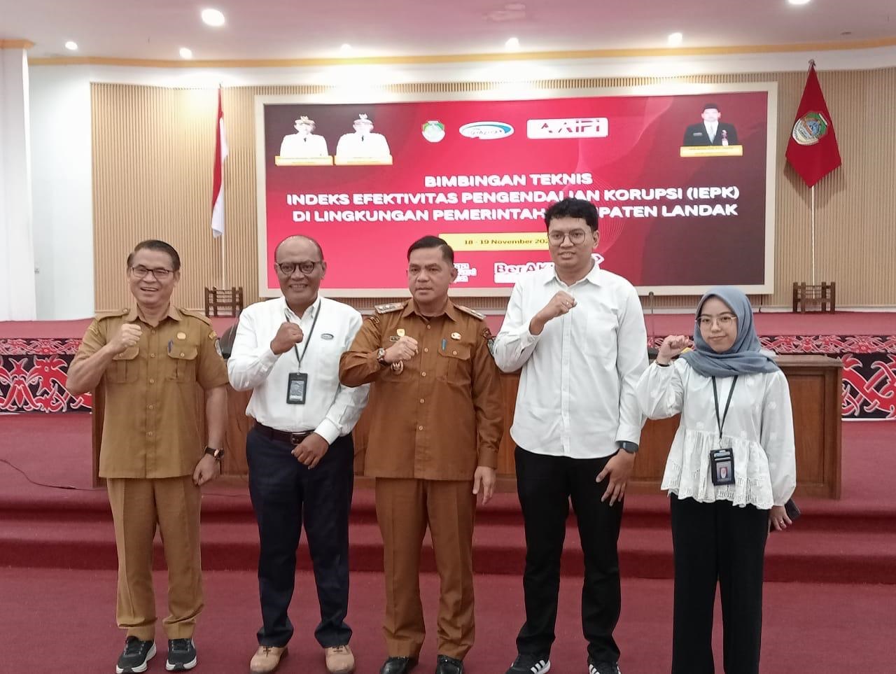 BIMTEK : Wakil Bupati Erani membuka Bimtek IEPK  di lingkungan Pemerintah Kabupaten Landak di aula Kantor Bupati Landak.