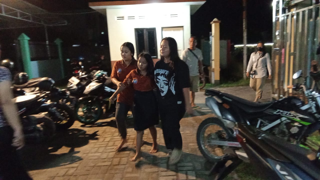 Para pelajar korban dugaan keracunan MBG yang dilarikan ke Klinik Utama ST. Elisabeth Ngabang.