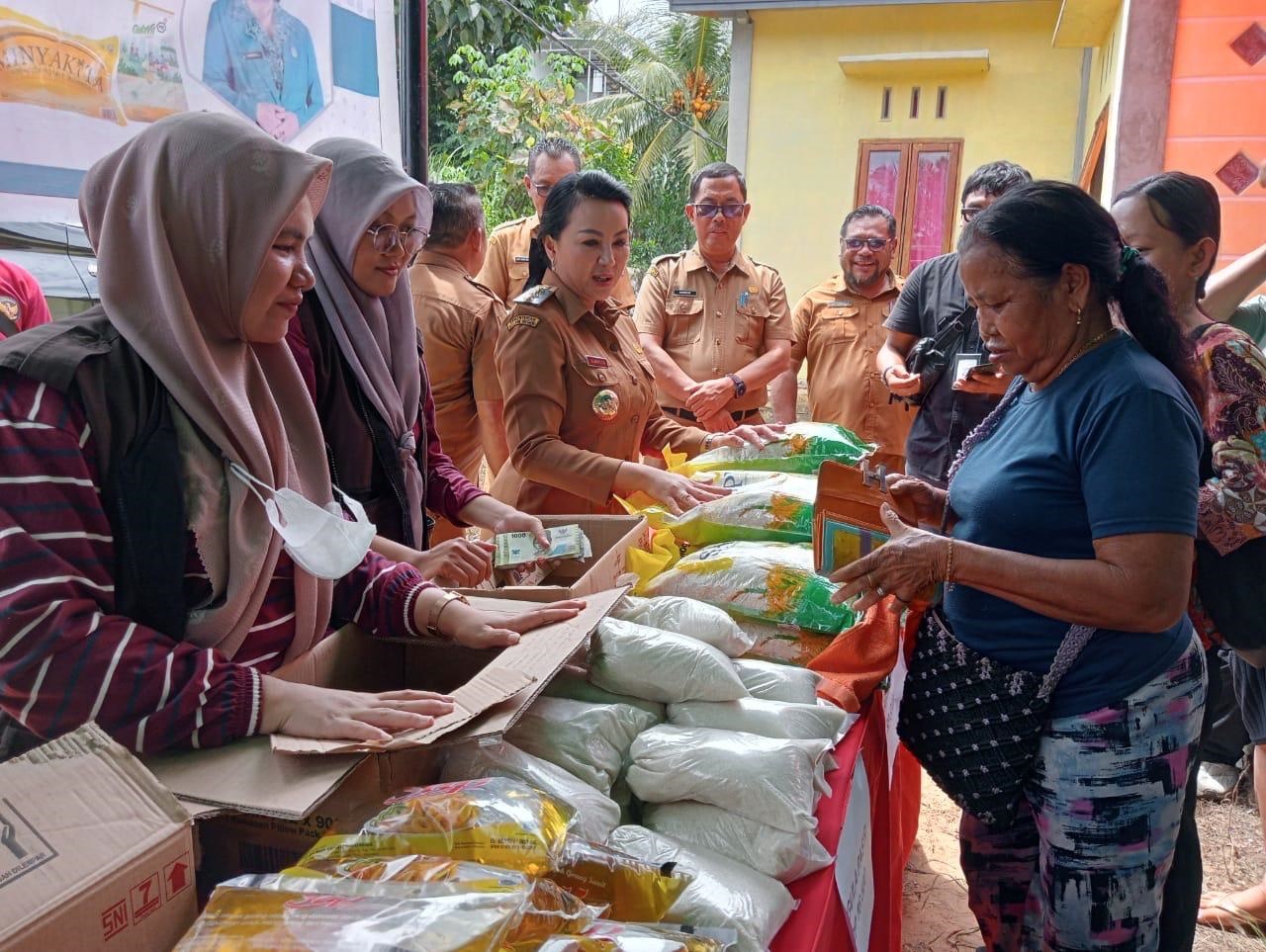 Bupati Landak Karolin Margret Natasa saat menghadiri Gerakan Pangan Murah di Dusun Dara Itam, Desa Hilir Kantor, Kecamatan Ngabang.