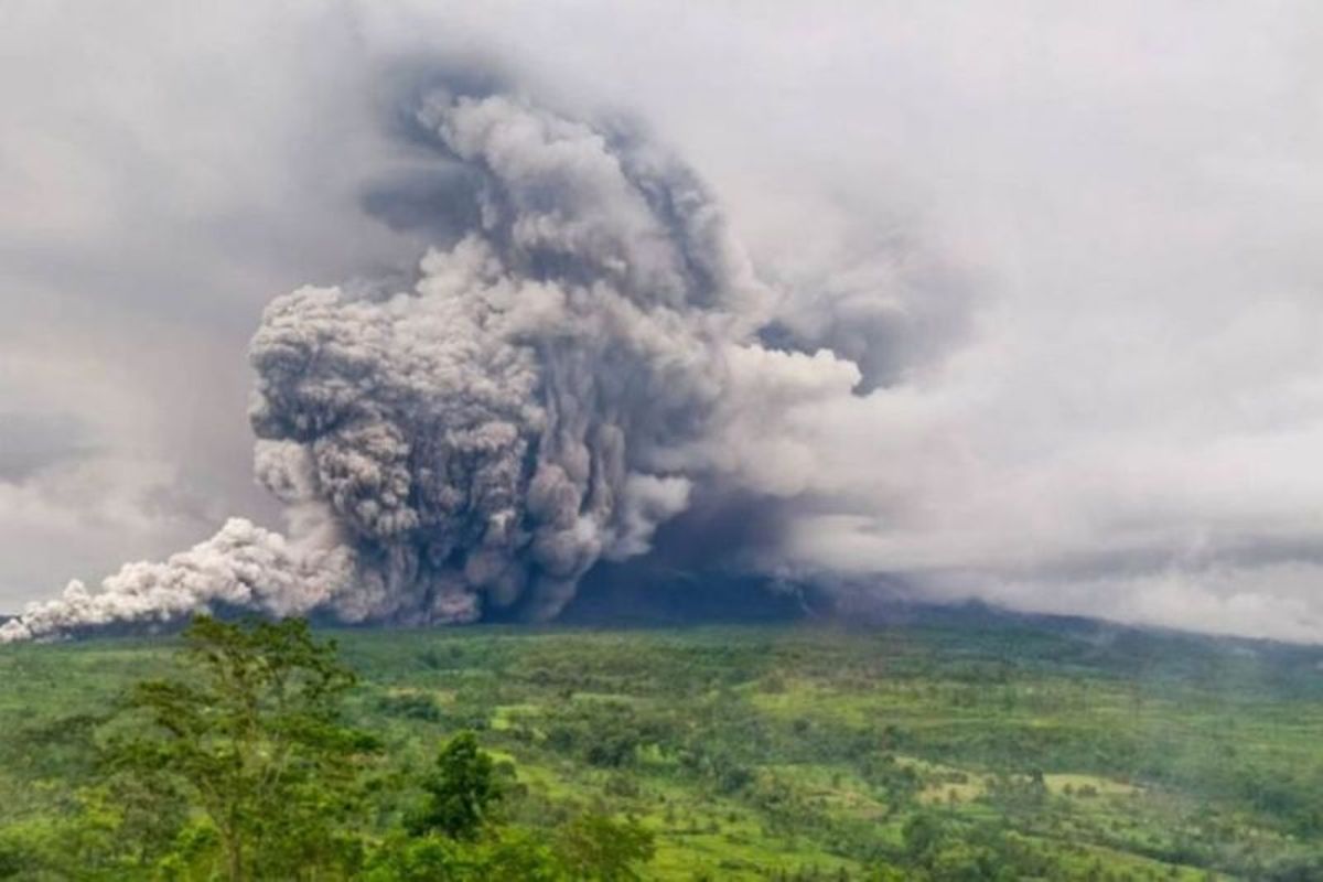 Luncuran awan panas Gunung Semeru saat erupsi pada Rabu (19/11) sore.