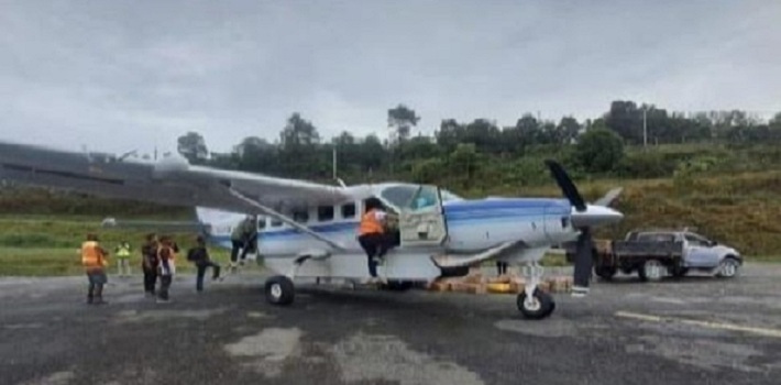 Personel mendampingi bongkar-muat logistik pesawat perintis di Bandara Bilorai Sugapa, Intan Jaya.